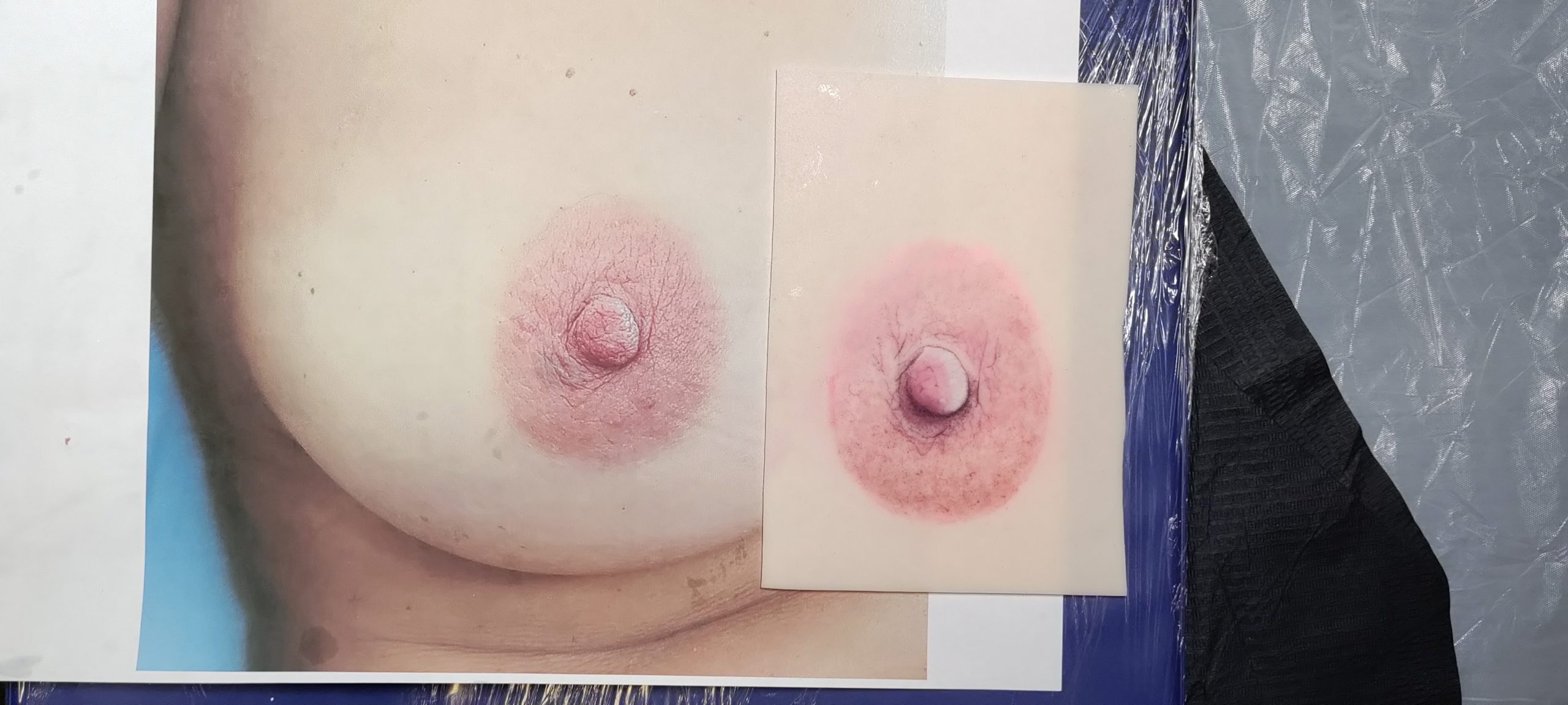 Tatouage d'aréole mammaire en trompe l'oeil sur peau synthétique